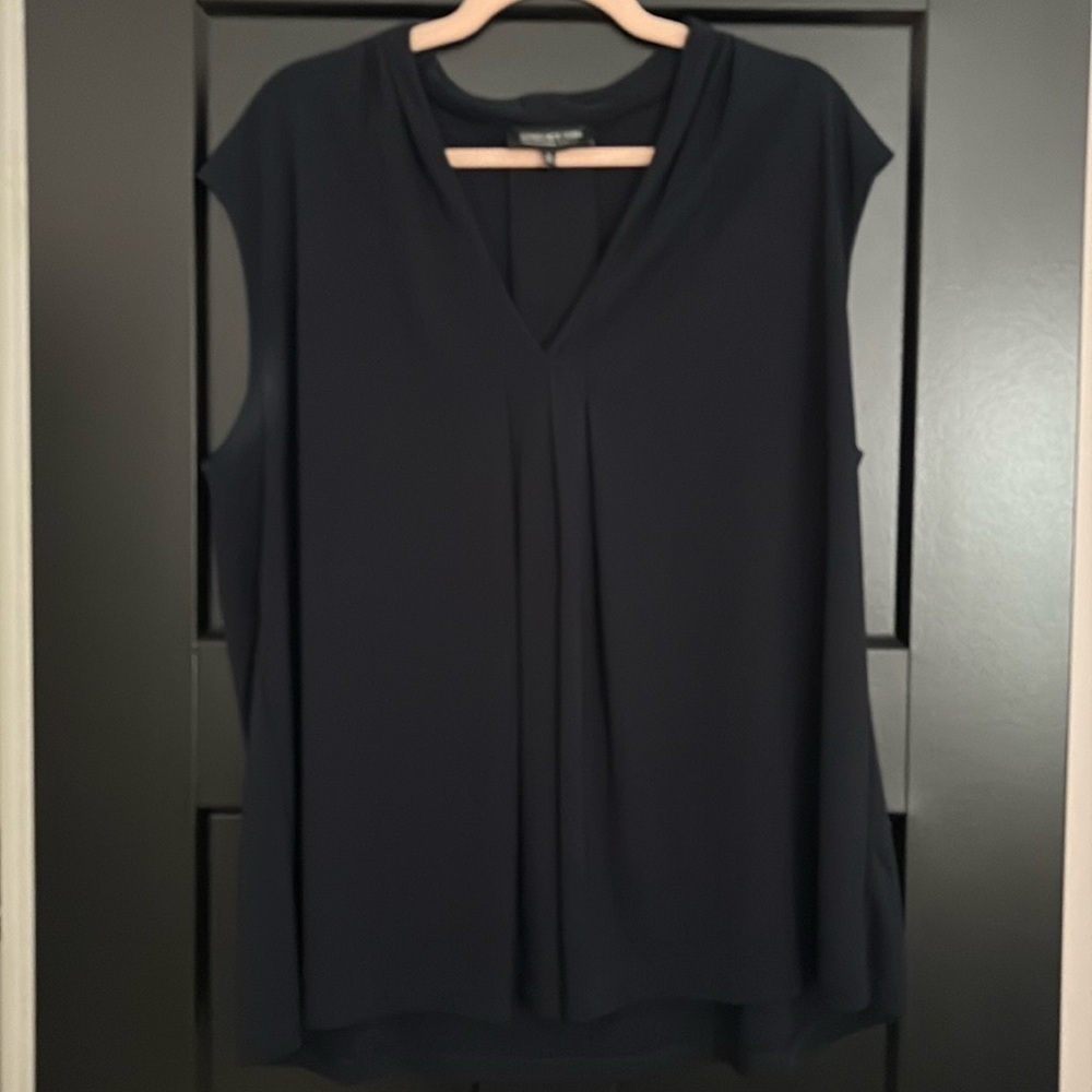 Jones New York V-Neck, Pleated, Sleeveless Blouse. Size 1X